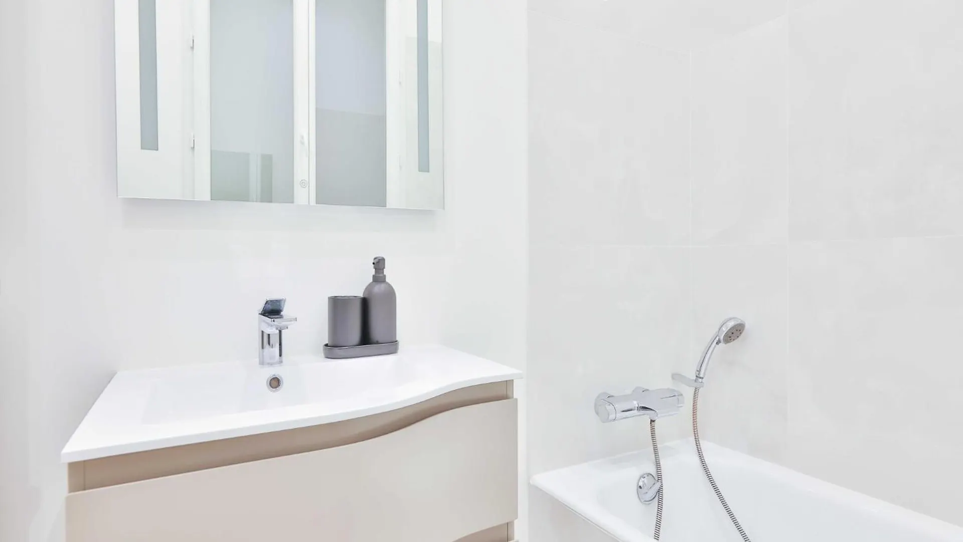 Exceptional Flat - Near Trocadero - Mobility Lease Apartment Paris France